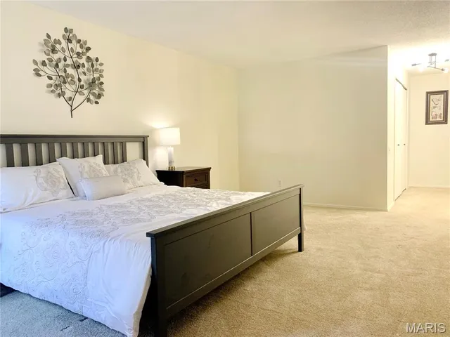 $239,900 | 539 Coeur De Royale Drive, Unit 105, Creve Coeur, MO 63141