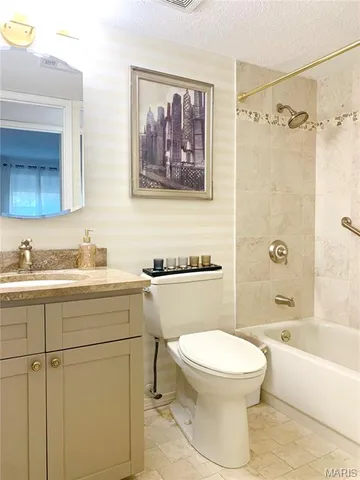 $239,900 | 539 Coeur De Royale Drive, Unit 105, Creve Coeur, MO 63141