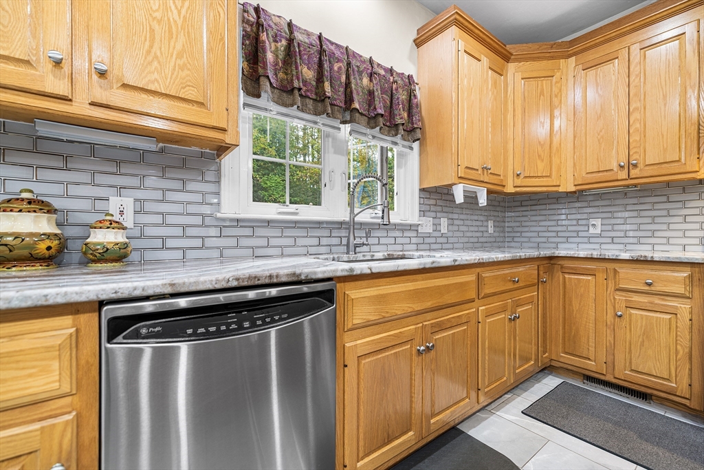 71 Bay Path Road Charlton, MA 01507 - Photo 6 of 30