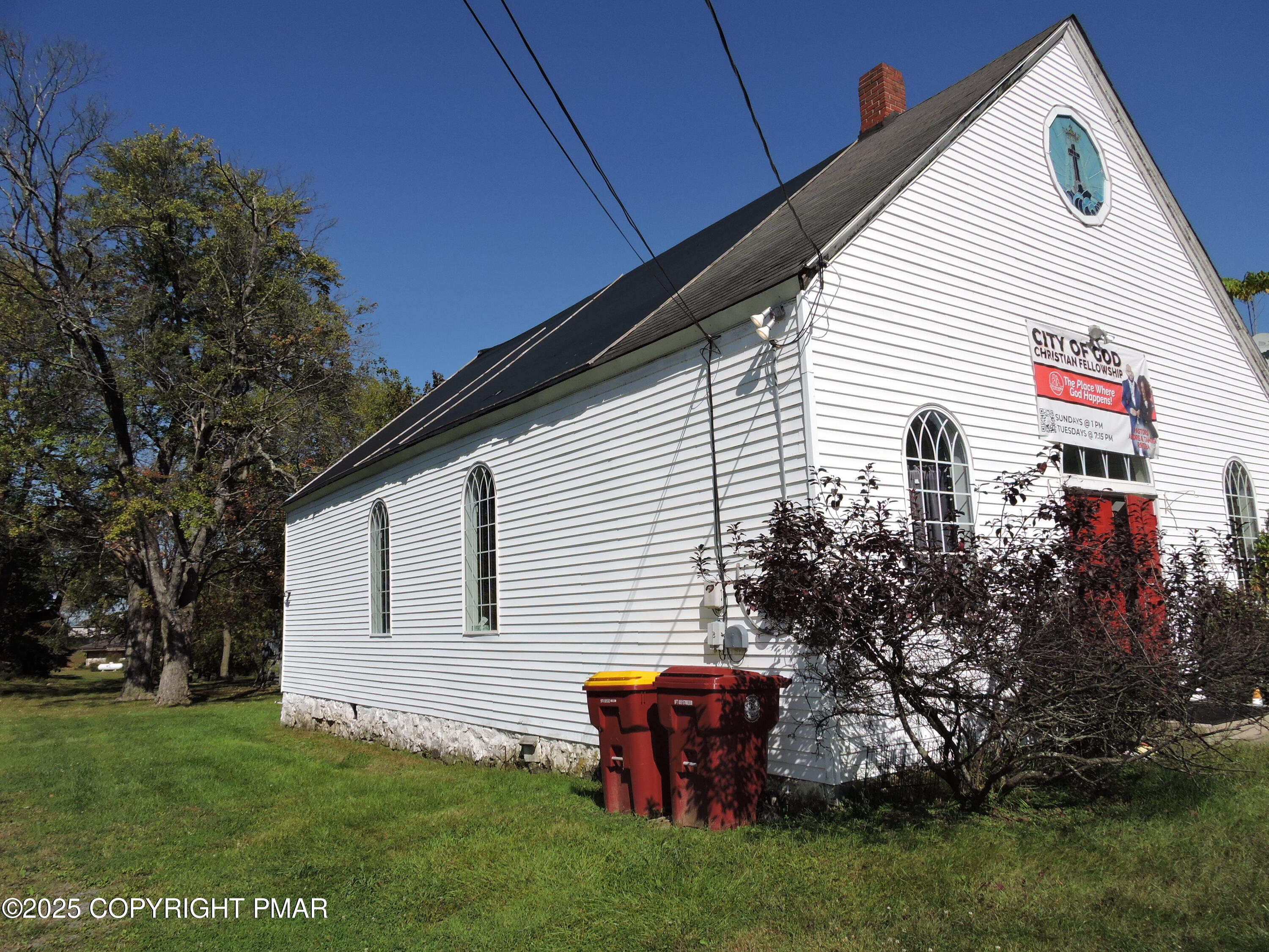 a view of a house with backyard