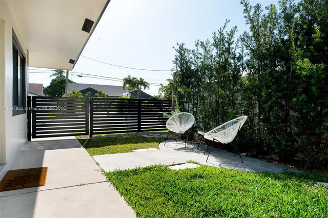 a view of a house with backyard