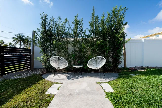 a view of a house with backyard