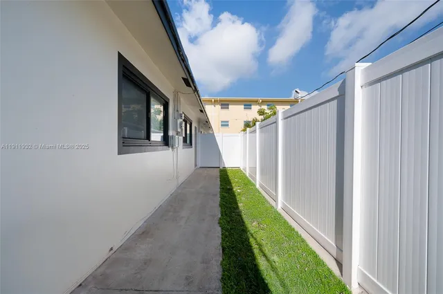 $950,000 | 329 Southeast 12th Avenue, Pompano Beach, FL 33060