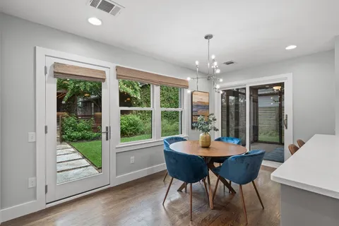 a view of a livingroom with furniture
