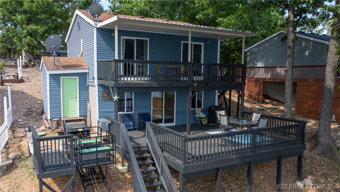 Nice 2 level lakefront home with spacious decks