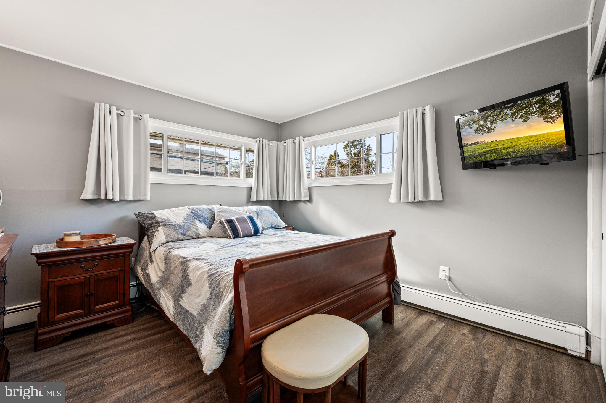 29 Spindletree Road Levittown, PA 19056 - Photo 18 of 29 a bed room with a bed and a fish tank