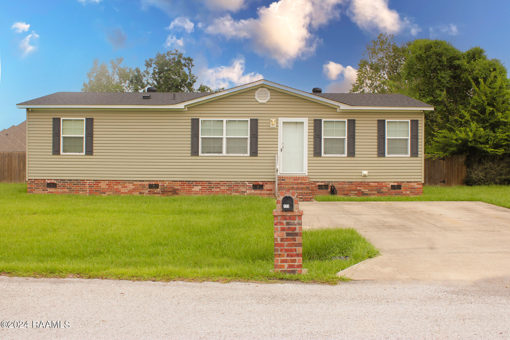 113 Squirrel Youngsville, LA 70592 - Photo 1 of 19 Front View