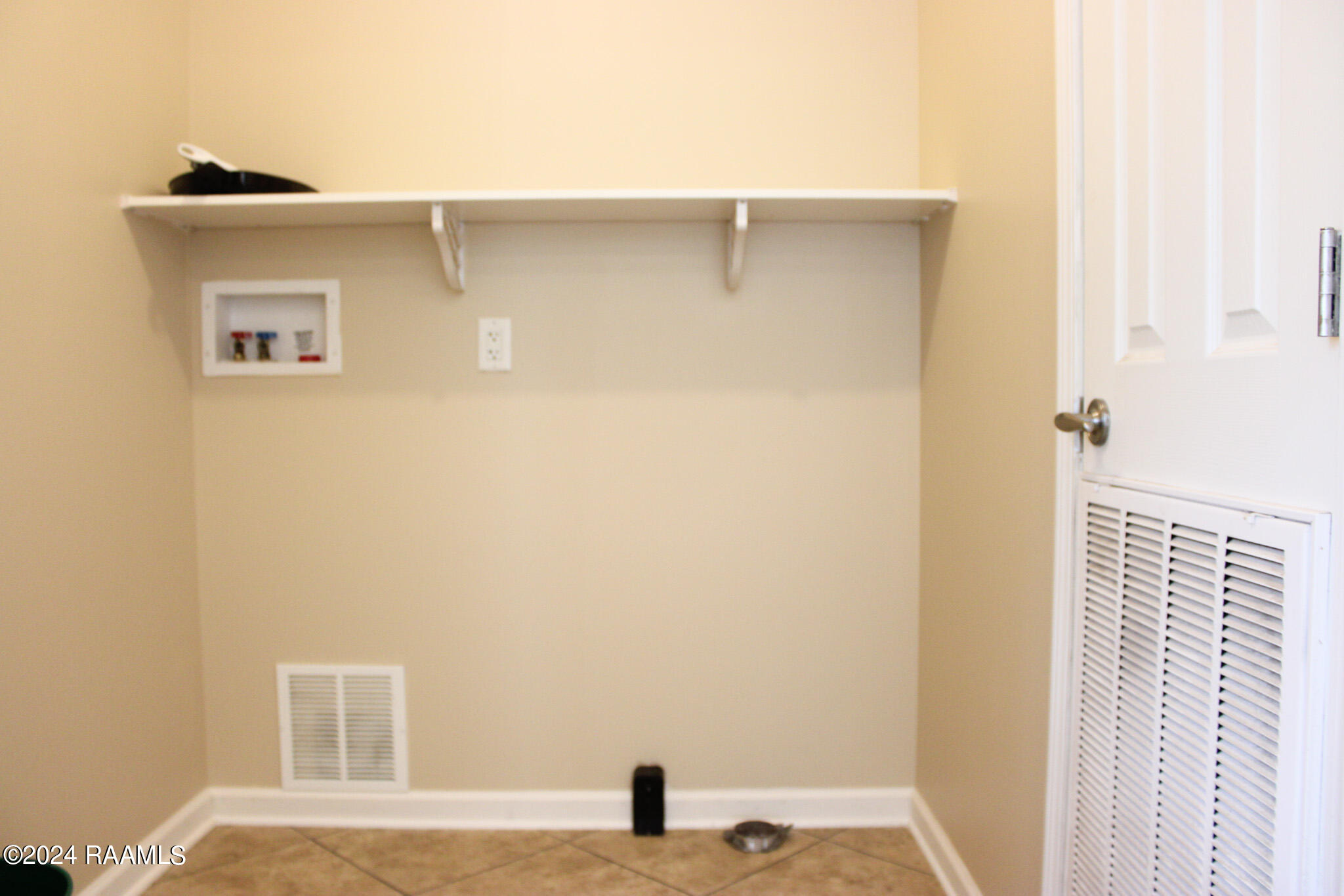 113 Squirrel Youngsville, LA 70592 - Photo 7 of 19 Laundry Room/Storage