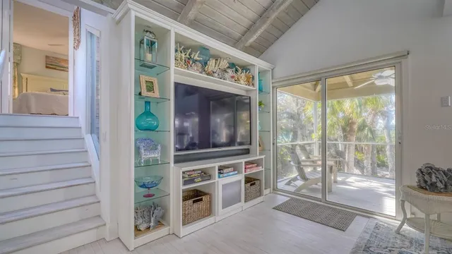 a view of an entryway and livingroom in right side
