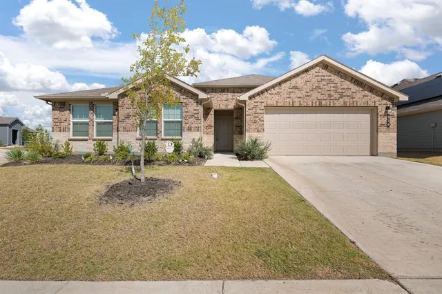 $395,999 | 516 Highland Park Trail, Alvarado, TX 76009