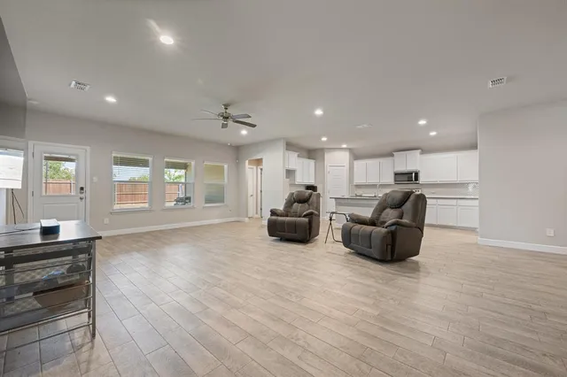 $395,999 | 516 Highland Park Trail, Alvarado, TX 76009