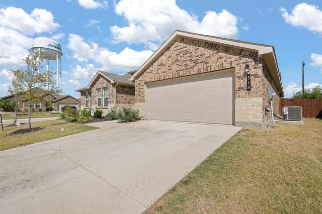 $395,999 | 516 Highland Park Trail, Alvarado, TX 76009