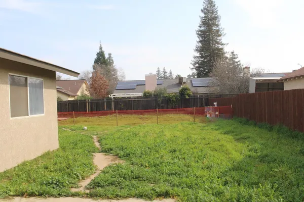 a view of a house with backyard
