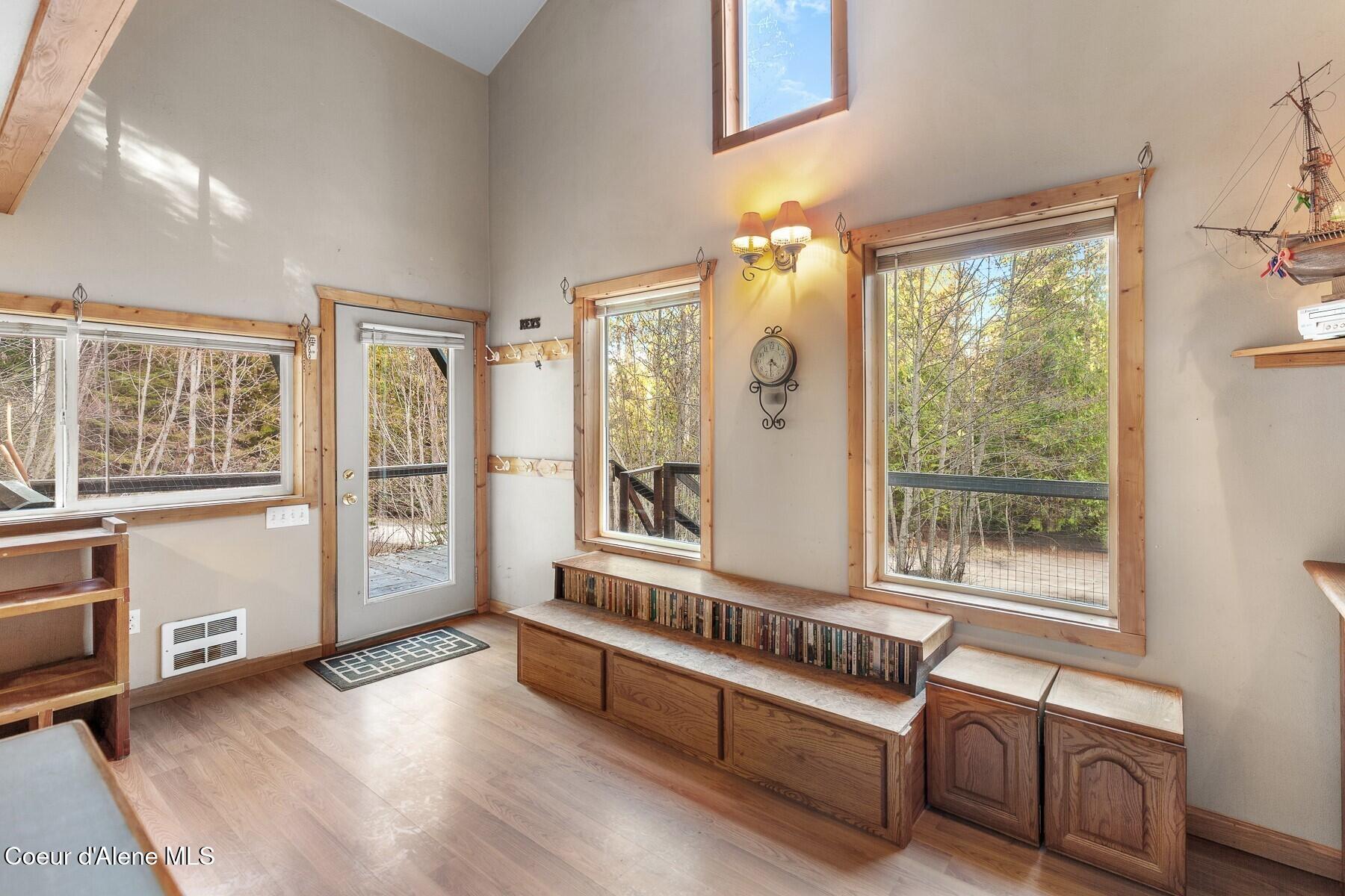 6284 Talache Road Sagle, ID 83860 - Photo 4 of 17 Entry & Sitting Nook