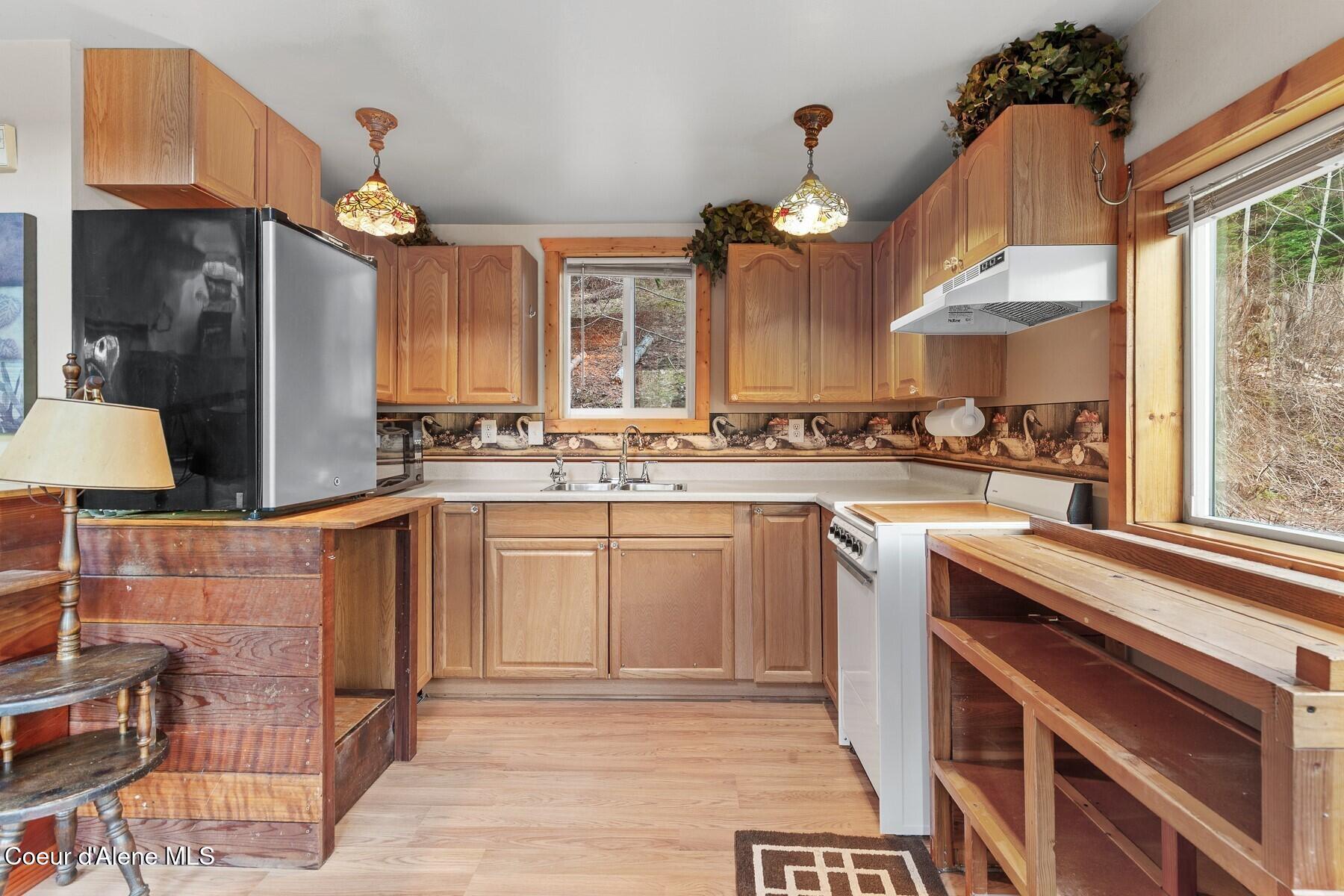 6284 Talache Road Sagle, ID 83860 - Photo 6 of 17 Kitchen Detail & Appliances
