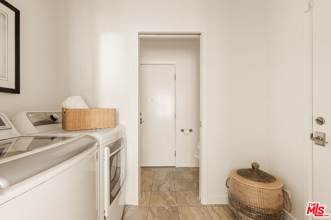 5124 South Corning Avenue Los Angeles, CA 90056 - Photo 26 of 30 a utility room with dryer and washer