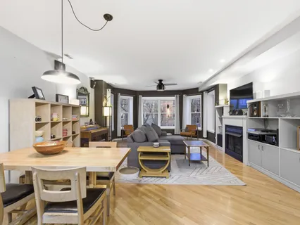 $449,900 | 4250 North Mozart Street, Unit 2N, Chicago, IL 60618