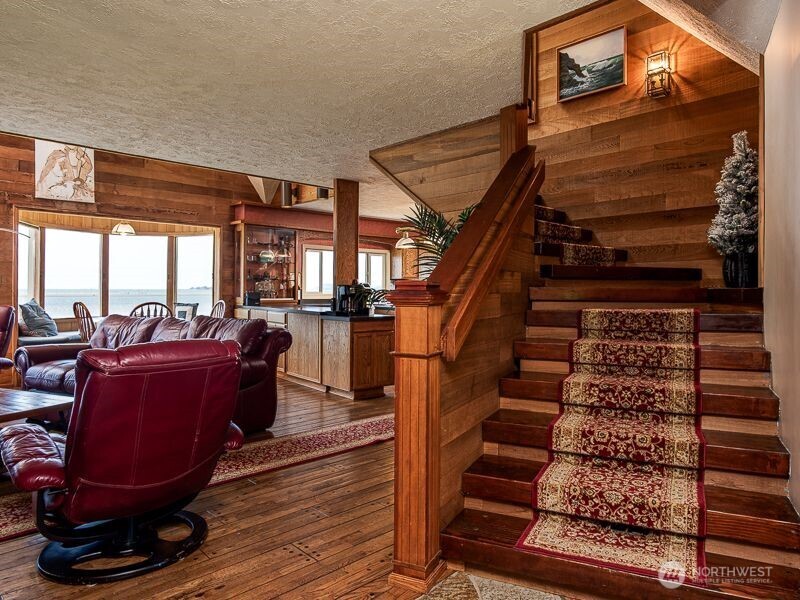 633 Highway 101 Chinook, WA 98614 - Photo 13 of 39 a view of entryway with wooden floor