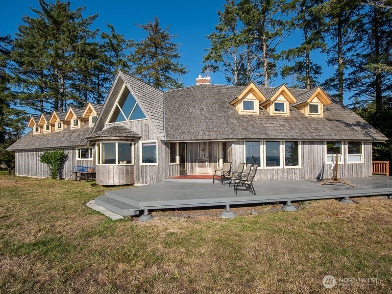 633 Highway 101 Chinook, WA 98614 - Photo 31 of 39 a front view of a house with a yard