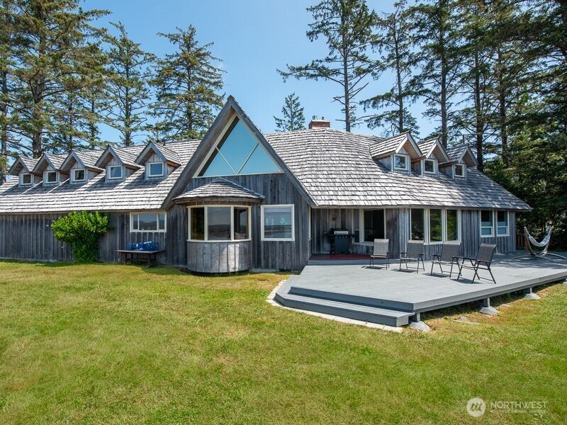 633 Highway 101 Chinook, WA 98614 - Photo 38 of 39 a front view of a house with garden