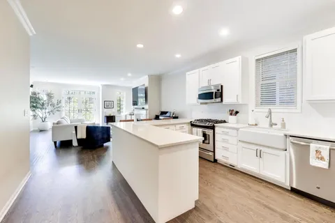 $875,000 | 628 West Wrightwood Avenue, Unit 3W, Chicago, IL 60614