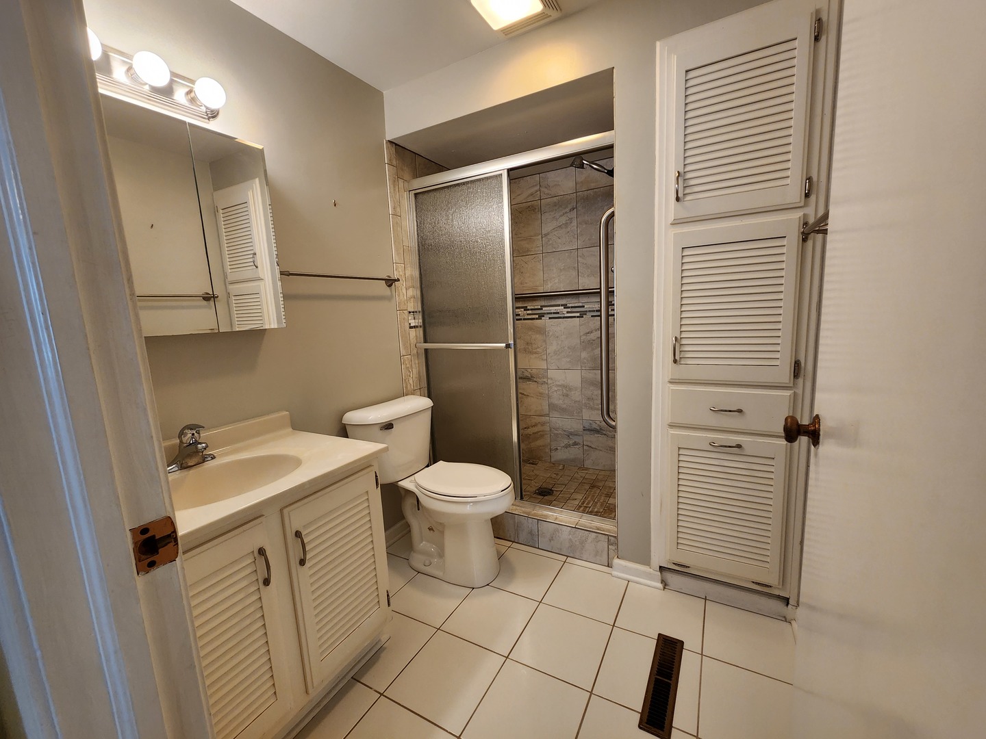 1050 5 South Nelson Avenue, Unit 4 Kankakee, IL 60901 - Photo 15 of 29 a bathroom with a sink a toilet and shower