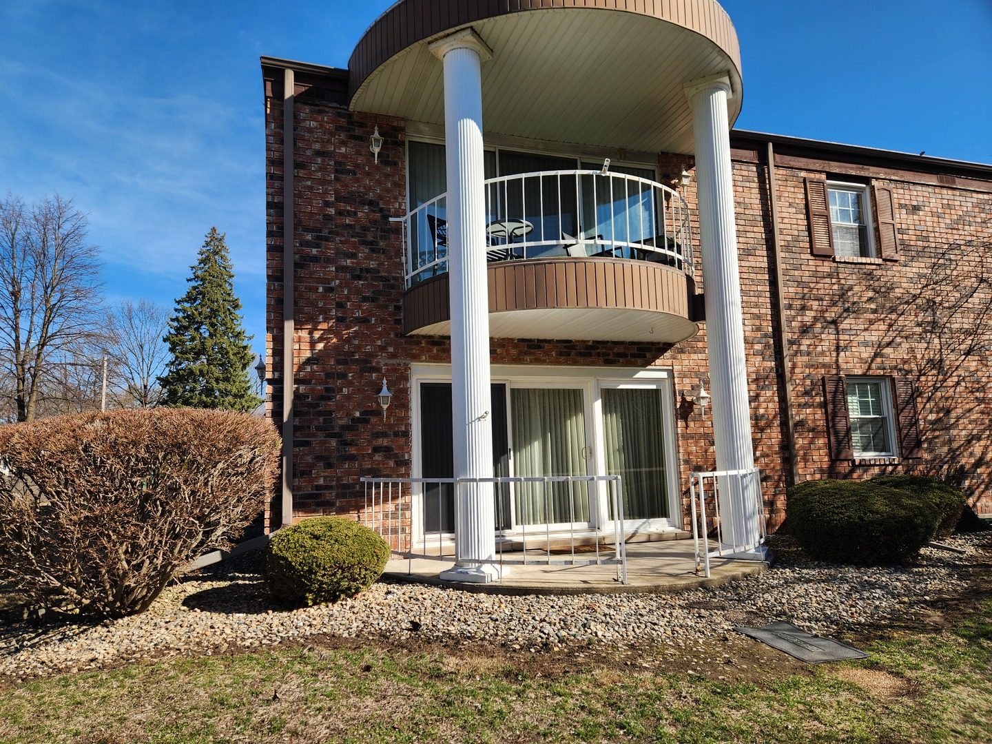 1050 5 South Nelson Avenue, Unit 4 Kankakee, IL 60901 - Photo 2 of 29 a front view of a house with a yard