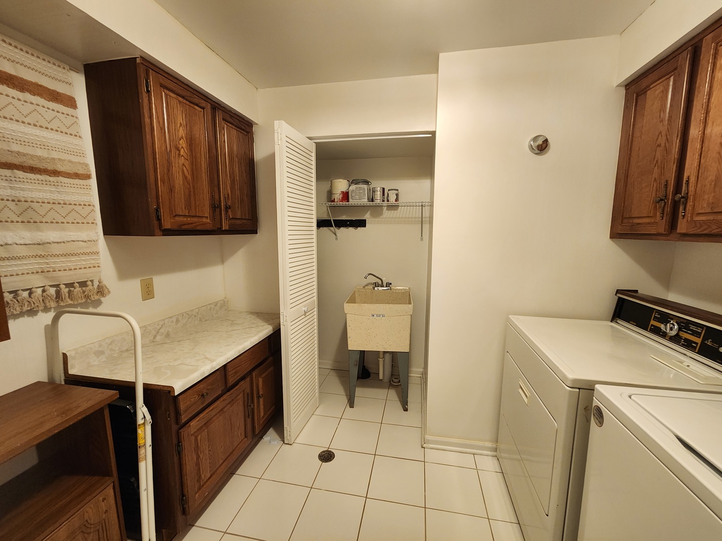 1050 5 South Nelson Avenue, Unit 4 Kankakee, IL 60901 - Photo 21 of 29 a bathroom with a sink a toilet and shower
