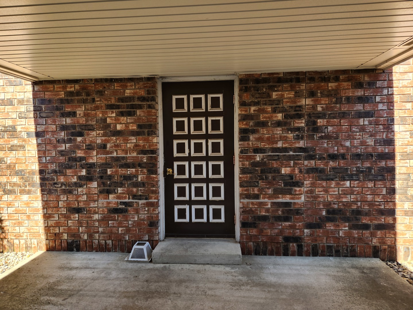 1050 5 South Nelson Avenue, Unit 4 Kankakee, IL 60901 - Photo 25 of 29 a front view of a building with a garden