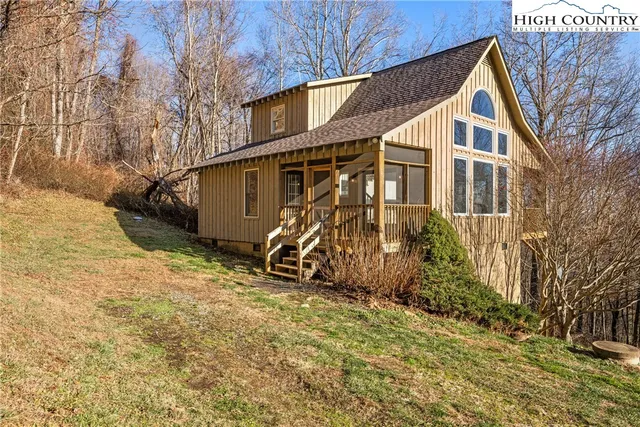 a view of a house with backyard