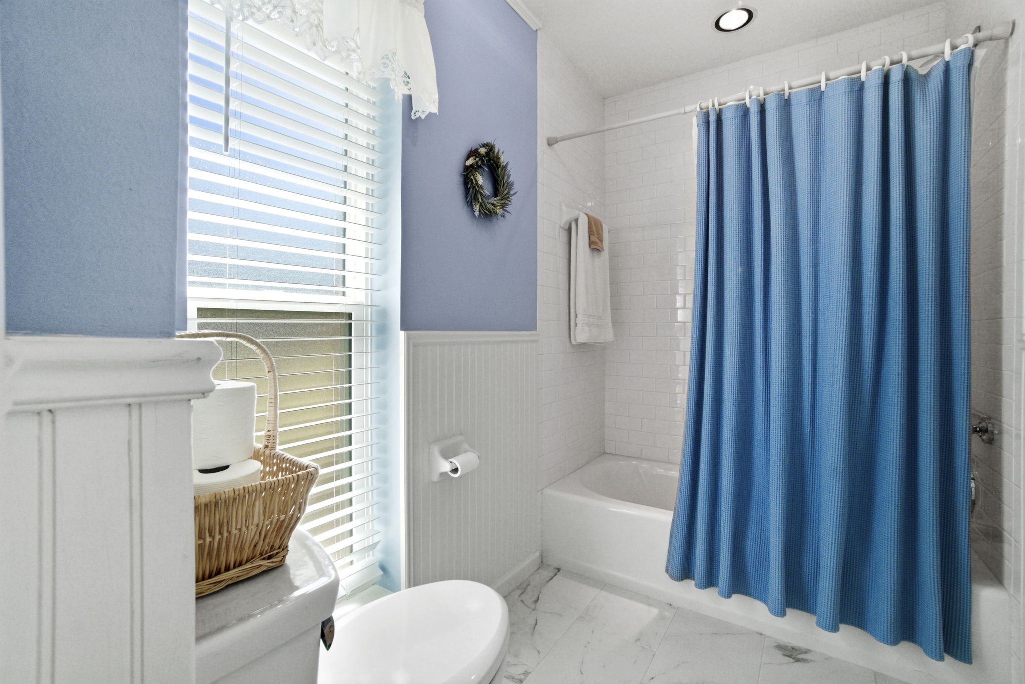 218 Tree Trunk Drive Spring, TX 77388 - Photo 27 of 40 Guest bath has door to bedroom 2.