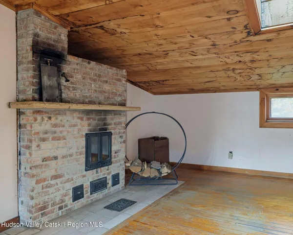 a view of an house with backyard and trees