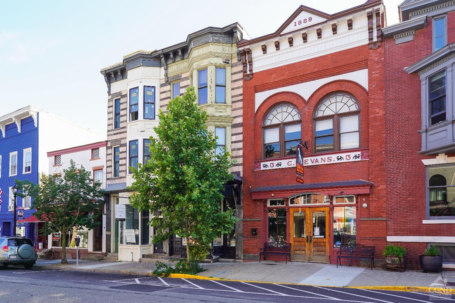 438 Warren Street Hudson, NY 12534 - Photo 3 of 21 front view of a building