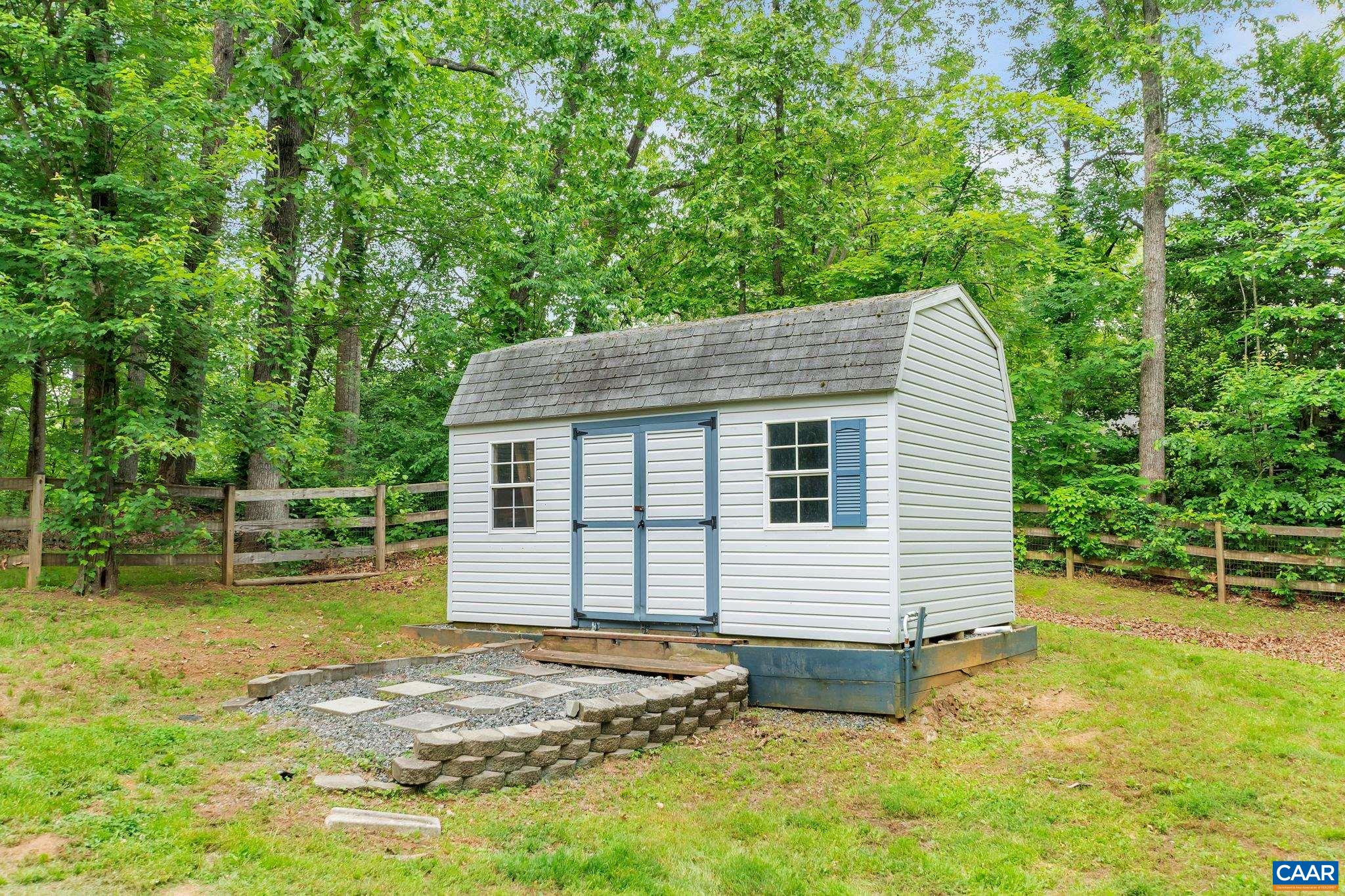 460 Northridge Road Ruckersville, VA 22968 - Photo 32 of 40 a backyard of a house with table and chairs