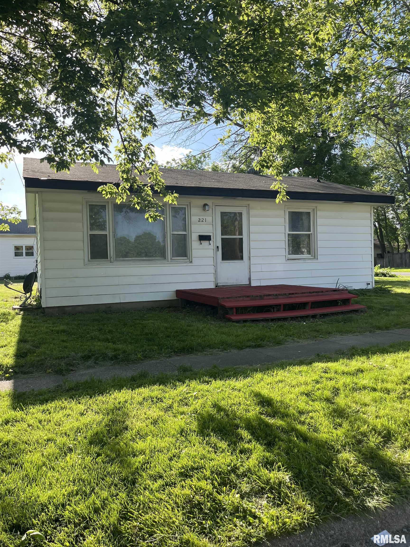 221 North Roodhouse Avenue Roodhouse, IL 62082 - Photo 3 of 20