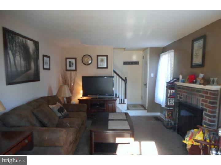 411 Ascot Road Oreland, PA 19075 - Photo 3 of 20 Living Room