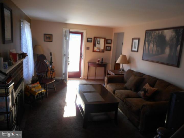 411 Ascot Road Oreland, PA 19075 - Photo 4 of 20 Living Room