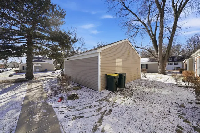 $300,000 | 16 Forest Lane, Cary, IL 60013