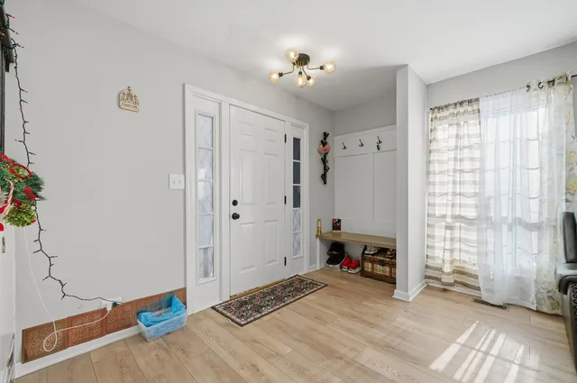 $300,000 | 16 Forest Lane, Cary, IL 60013