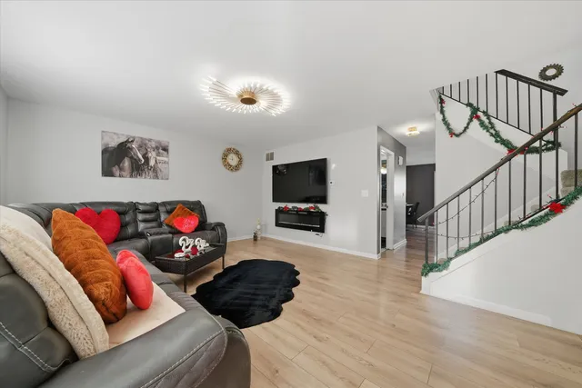 $300,000 | 16 Forest Lane, Cary, IL 60013