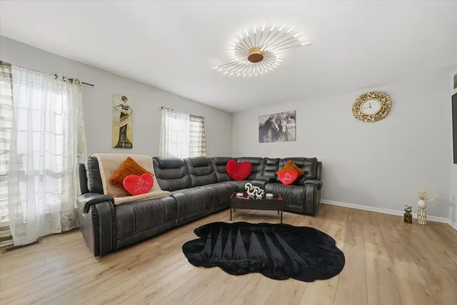 $300,000 | 16 Forest Lane, Cary, IL 60013