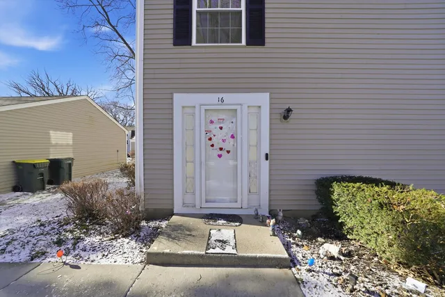 $300,000 | 16 Forest Lane, Cary, IL 60013