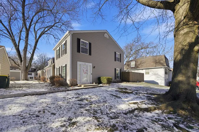 $300,000 | 16 Forest Lane, Cary, IL 60013