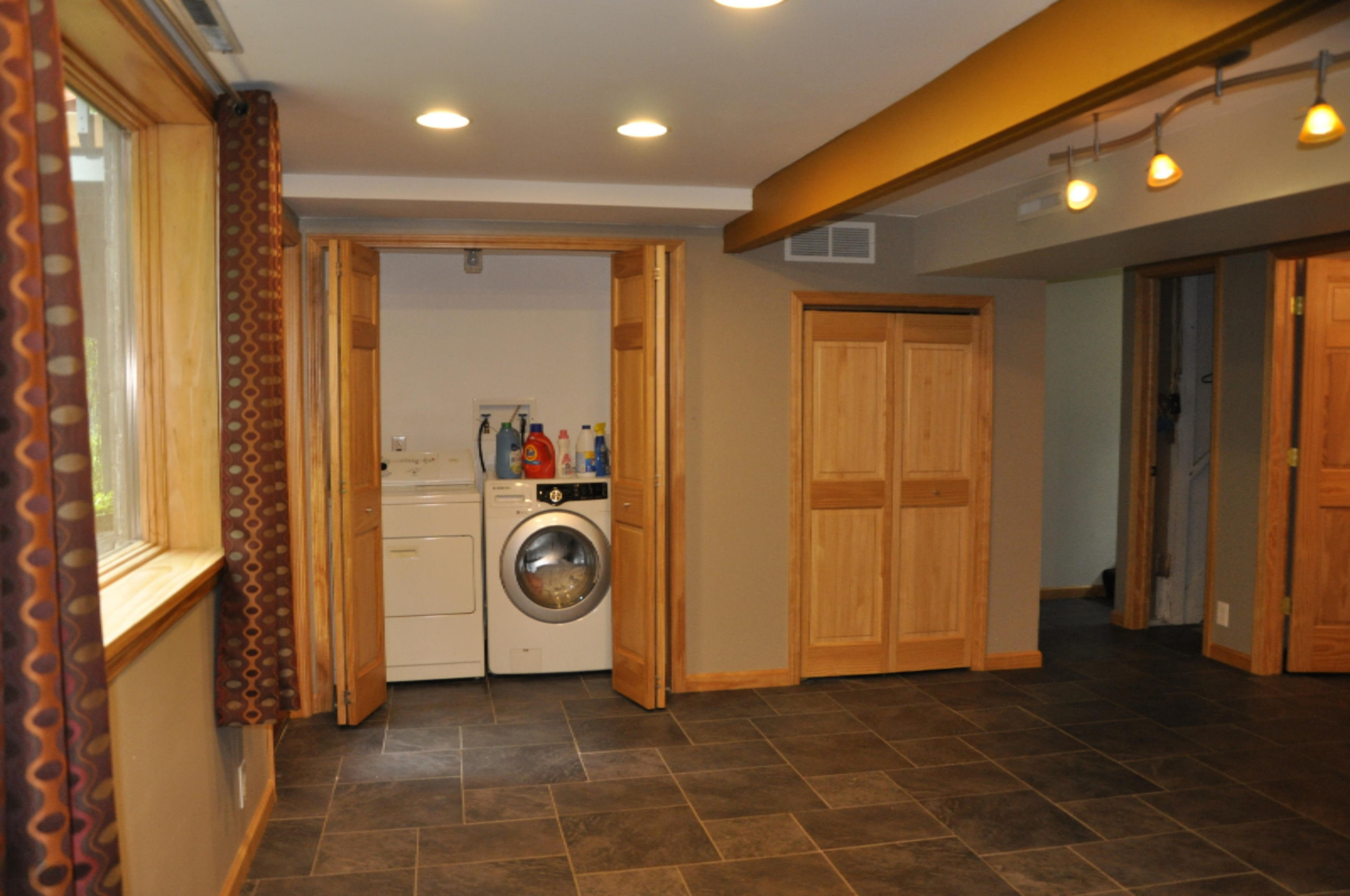 978 Vineland Road St. Joseph, MI 49085 - Photo 21 of 24 Laundry
