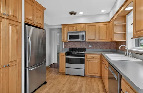 $469,000 | 924 Hillcrest Avenue, Elmhurst, IL 60126