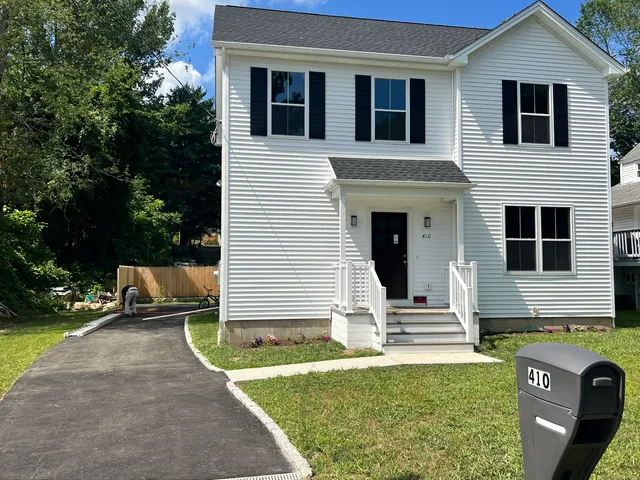 a view of a house with backyard and garden