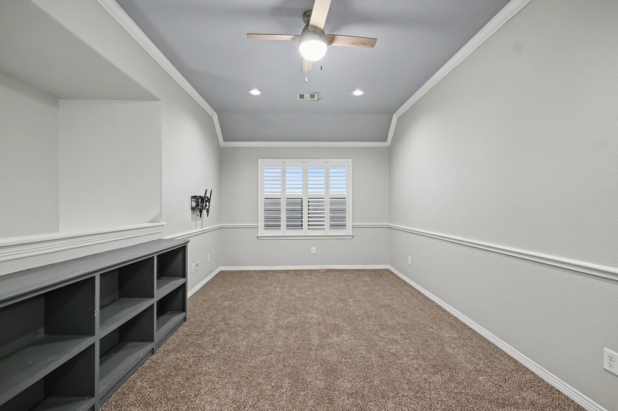 5205 Larkin Street Houston, TX 77007 - Photo 15 of 38 a view of an empty room with a window