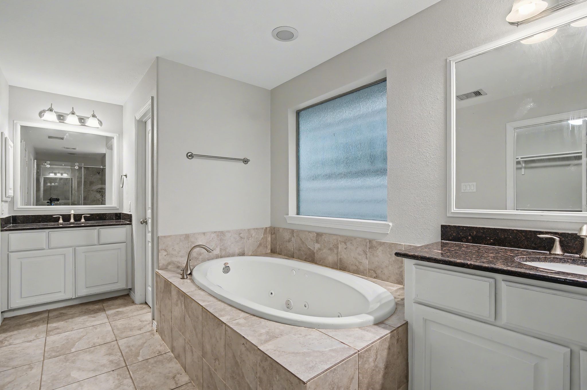 5205 Larkin Street Houston, TX 77007 - Photo 23 of 38 a bathroom with a bathtub and a sink