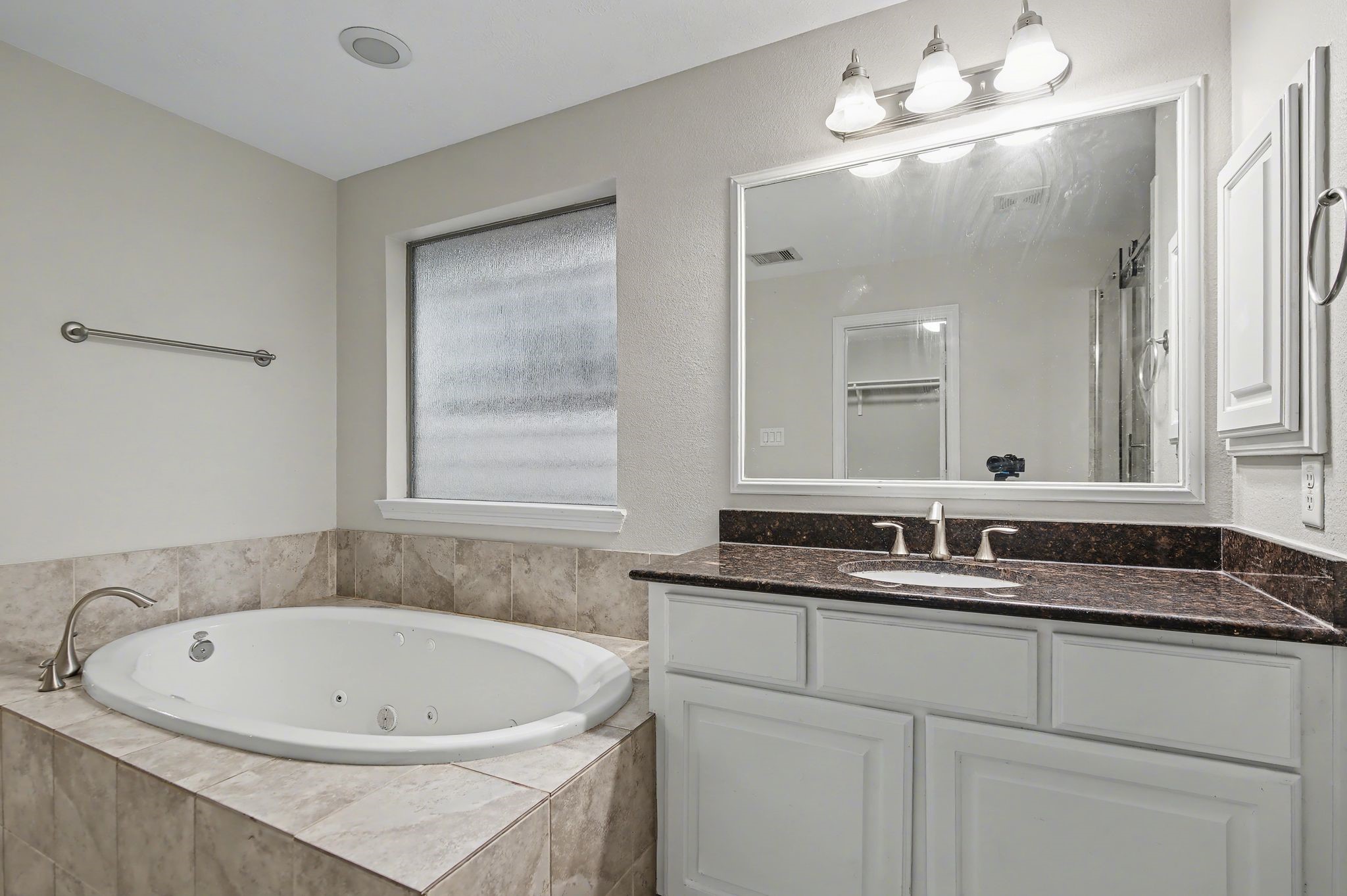 5205 Larkin Street Houston, TX 77007 - Photo 24 of 38 a bathroom with a bathtub a double vanity sink and mirror