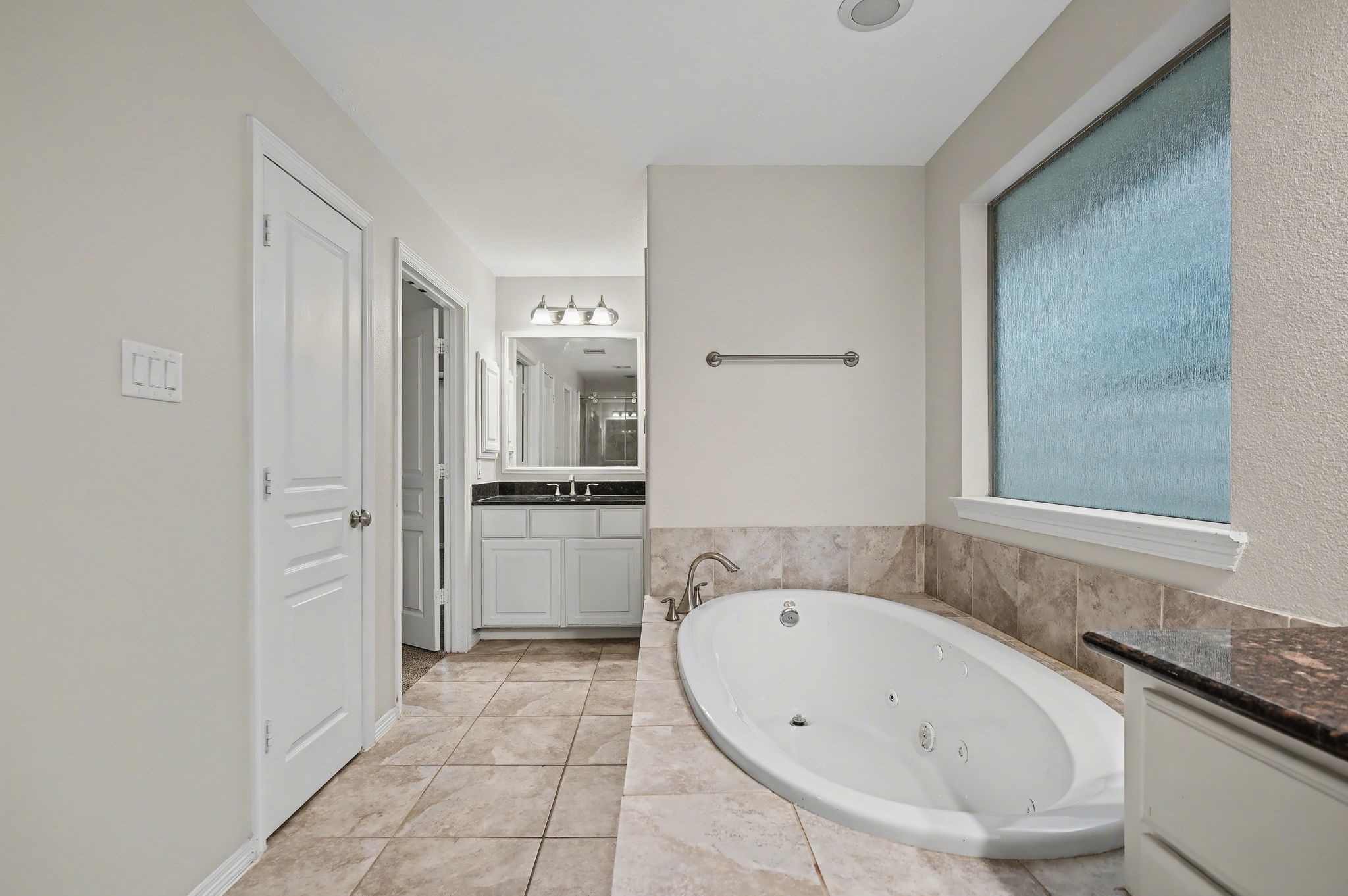 5205 Larkin Street Houston, TX 77007 - Photo 25 of 38 a bathroom with a bathtub and a sink